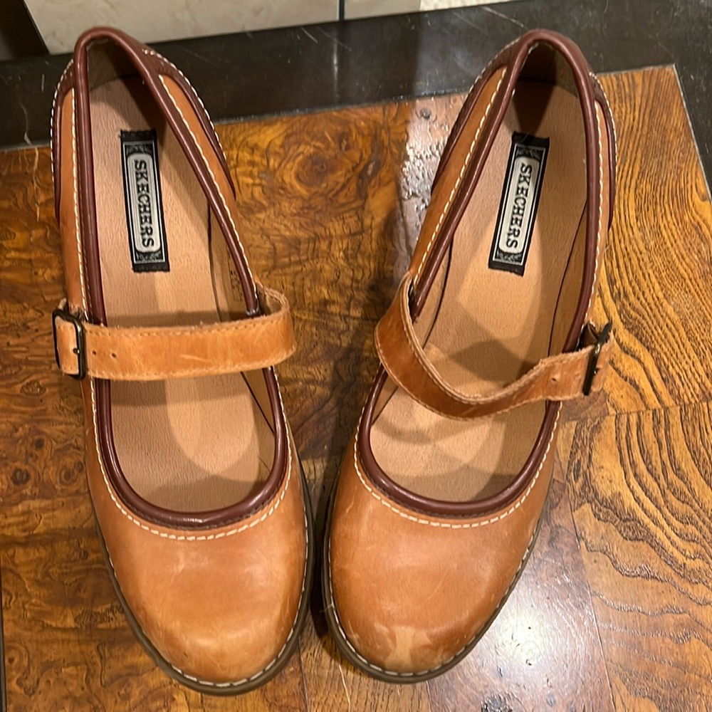 Women’s Sketchers Leather Uppers, Size 8